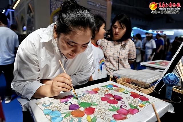 　　6月28日，在第八届中国—亚欧博览会的第4号马来西亚展区，观众在现场体验马来西亚的传统工艺蜡染。资料图片