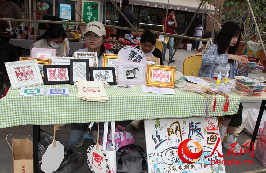二道桥大巴扎非遗文创集市产品展示。人民网记者 韩婷摄 二道桥大巴扎非遗文创集市产品展示。人民网记者 韩婷摄