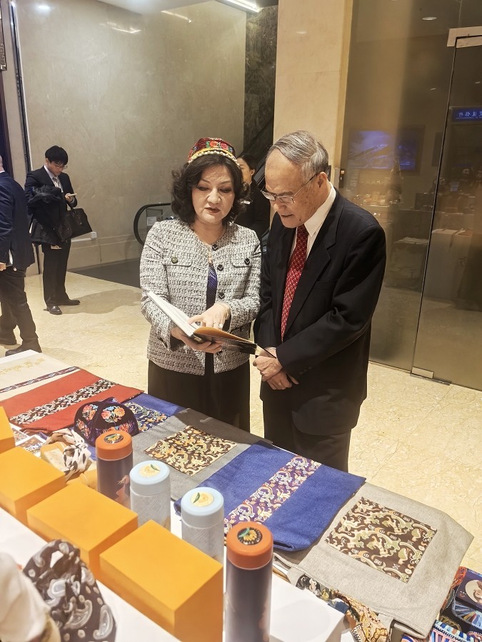 向中国公共外交协会副会长刘碧伟介绍产品.jpg